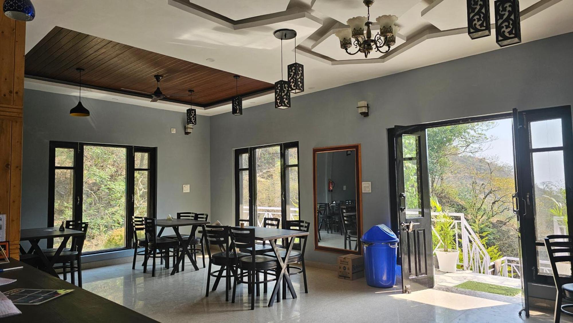 Hotel On The Rocks Kasauli Exterior foto