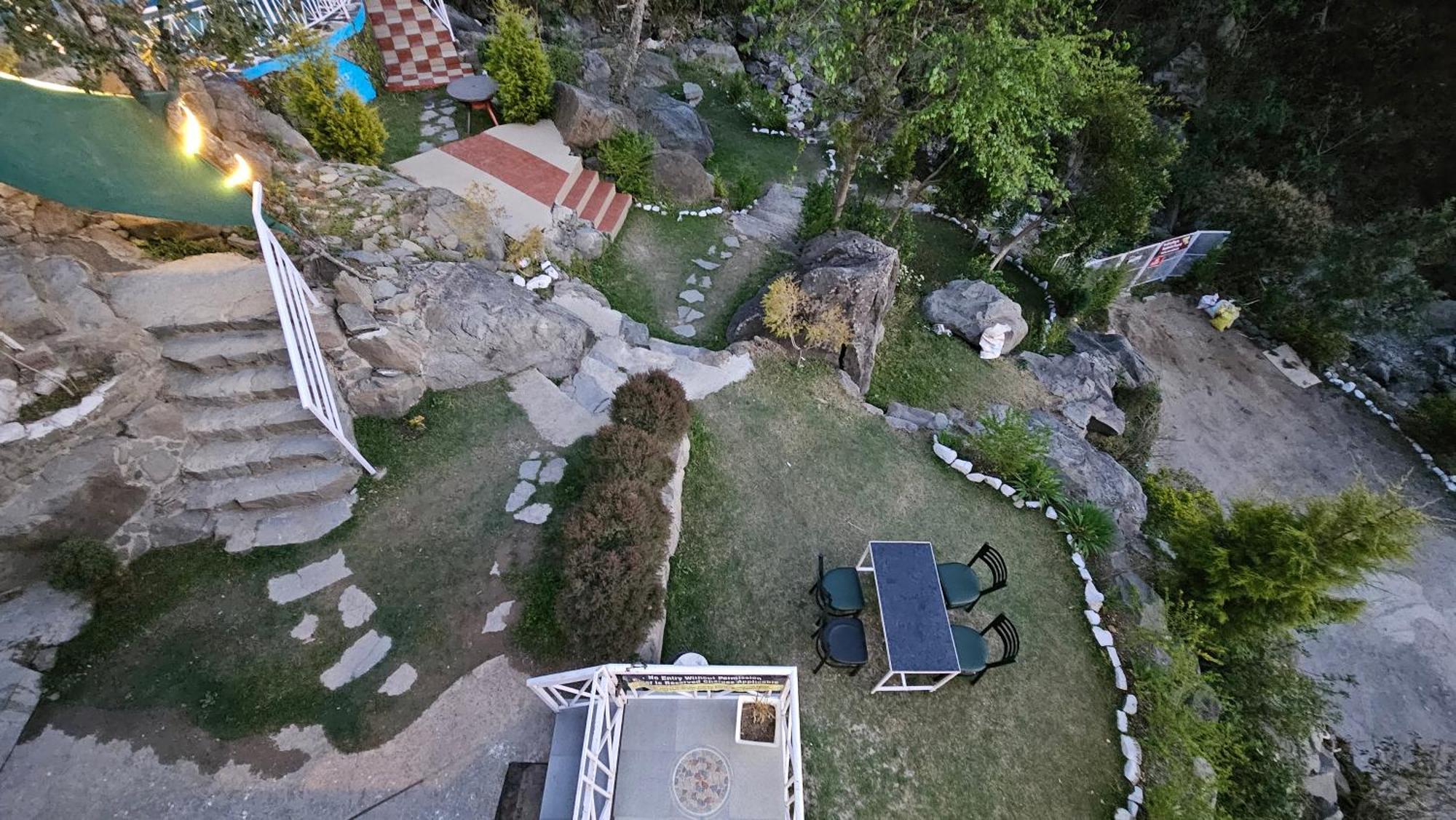 Hotel On The Rocks Kasauli Exterior foto
