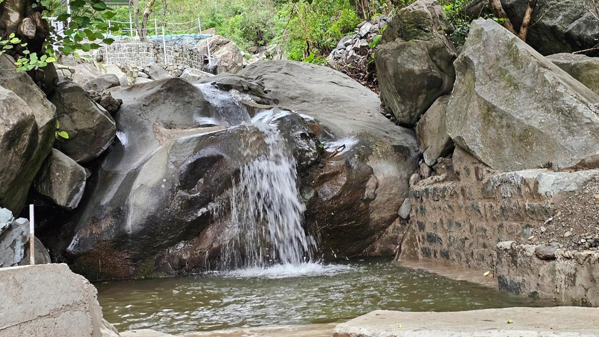 Hotel On The Rocks Kasauli Exterior foto