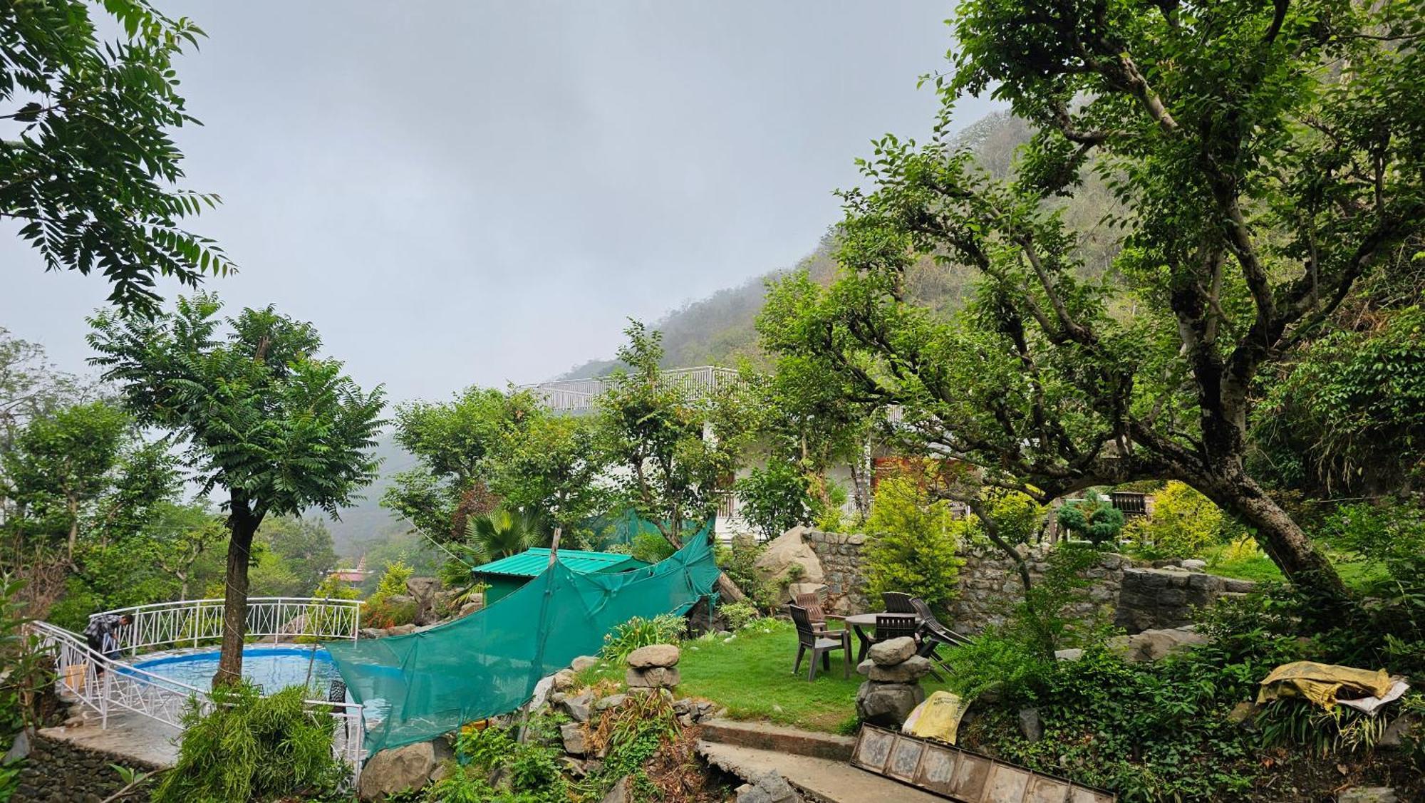 Hotel On The Rocks Kasauli Exterior foto