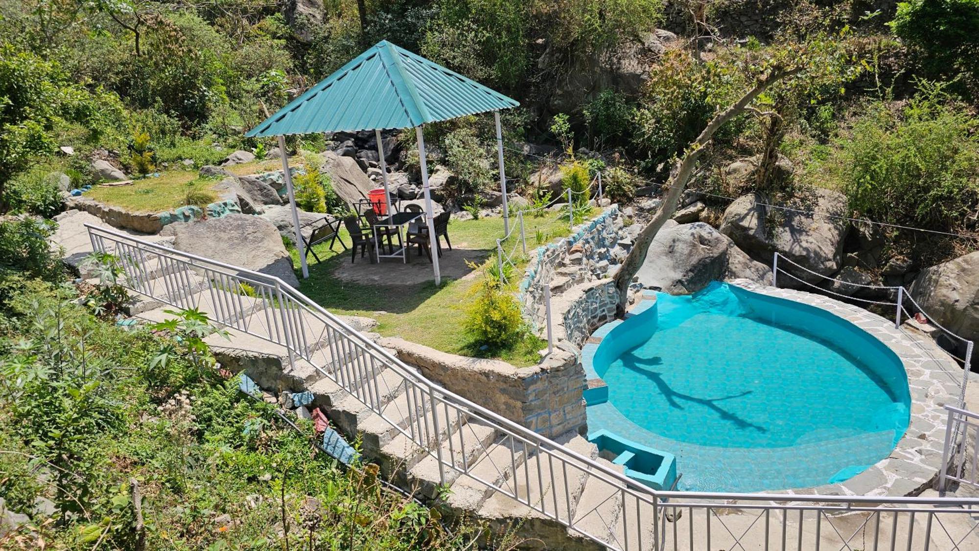 Hotel On The Rocks Kasauli Exterior foto